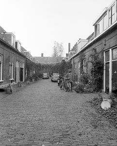 885117 Gezicht in de Appelstraat te Utrecht, met op de achtergrond gebouwen op de Speyart van Woerden's Hof (Kerkstraat ...